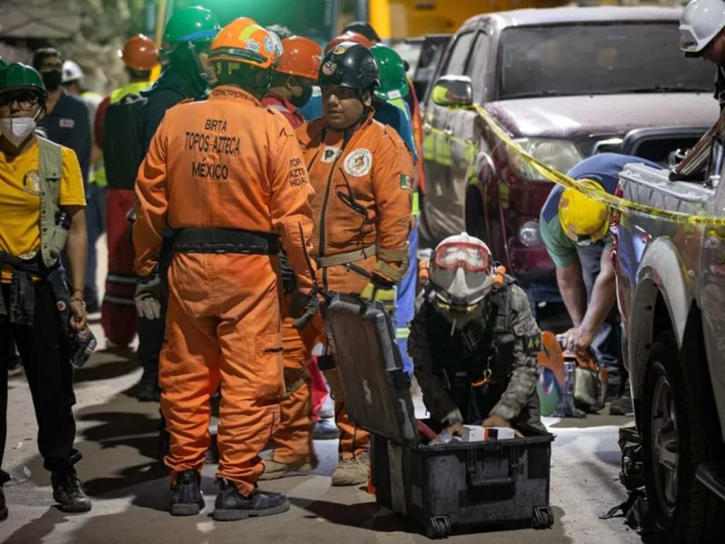Rescatistas de los Topos Aztecas de México trabajan en un edificio afectado por los terremotos, en Caracas (Venezuela). EFE/ Ronald Peña R