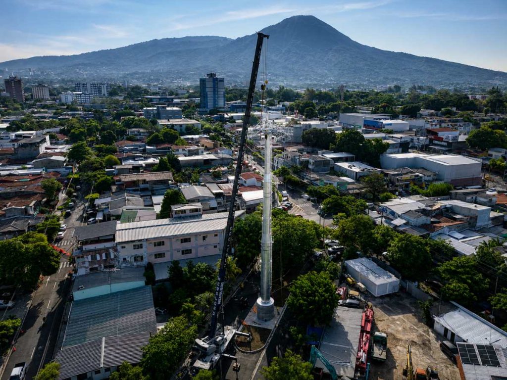 Imágenes de dron muestran montaje de torres del primer metrocable de El Salvador