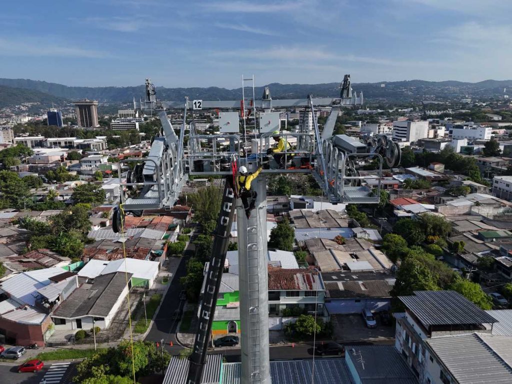 Obras Públicas informó que el proyecto contempla 23 pilonas a lo largo de la ruta del metrocable.