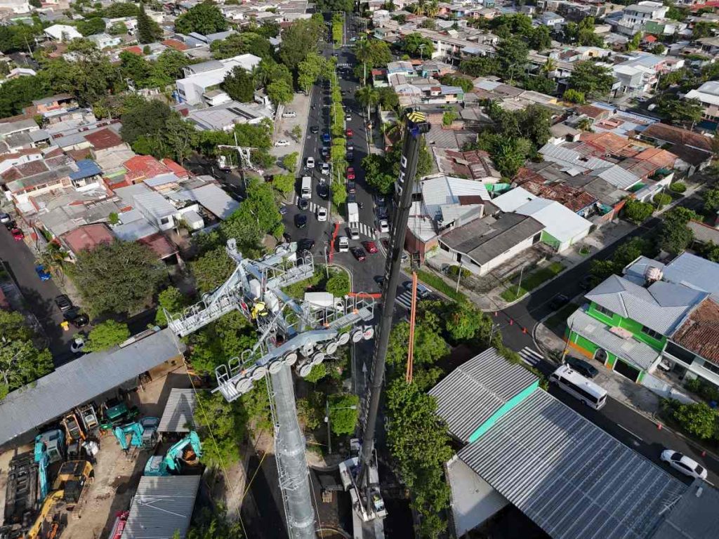 Desde el aire se observan las estructuras y maquinaria utilizadas para levantar las pilonas del metrocable. Foto