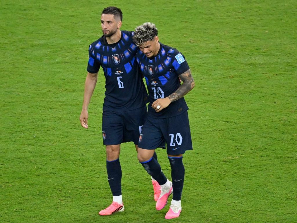El mediocampista uruguayo Rodrigo Bentancur (#06) y el mediocampista Maximiliano Araujo (#20) reaccionan tras perder el partido del Grupo H del Mundial 2026 entre Uruguay y España, disputado en el Estadio Guadalajara, en Zapopan, el 26 de junio de 2026.