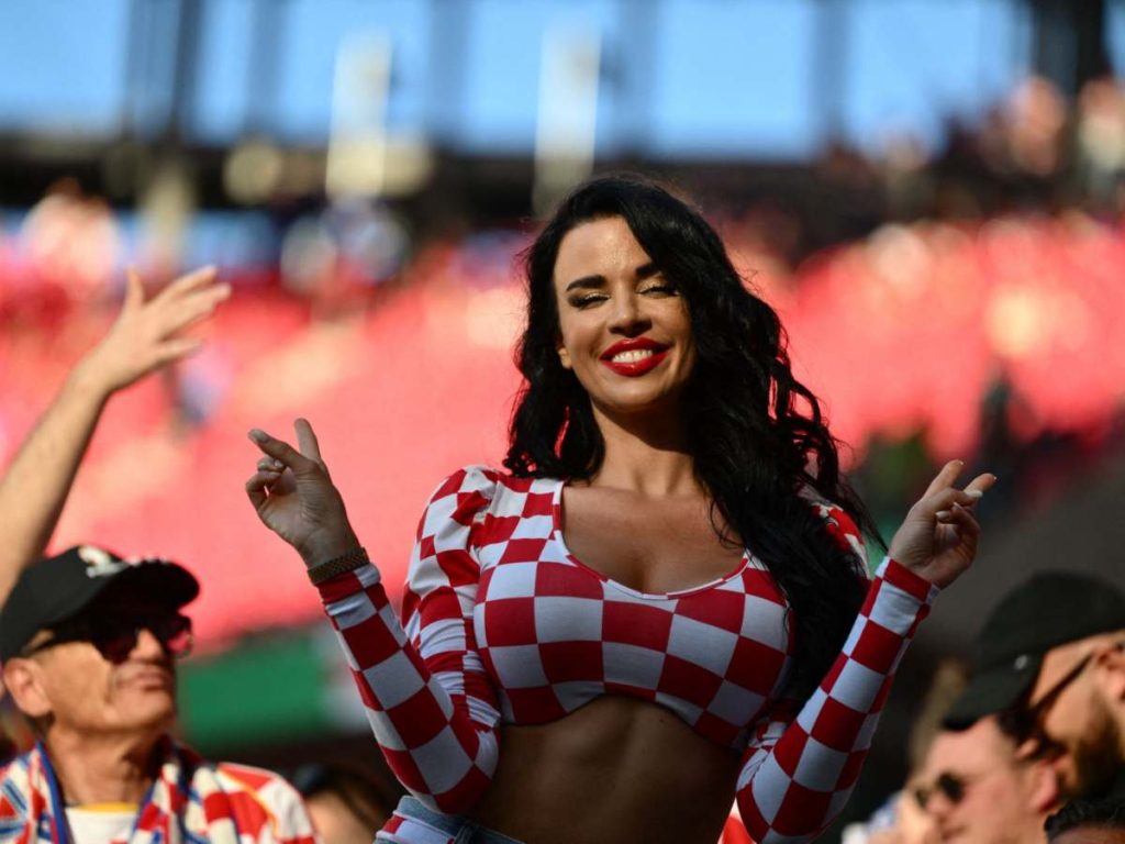 Knoll alcanzó fama internacional durante el Mundial de Catar 2022 gracias a sus llamativos atuendos en apoyo a Croacia.