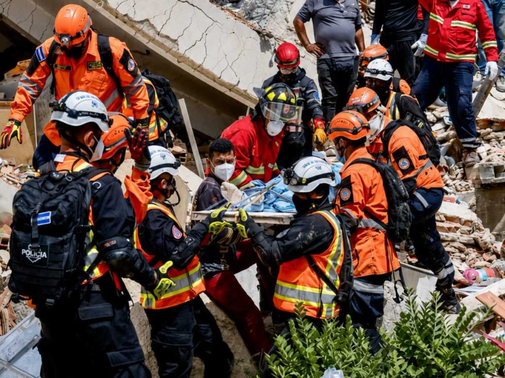 Rescatistas salvadoreños rescata con vida a 10 personas en Venezuela