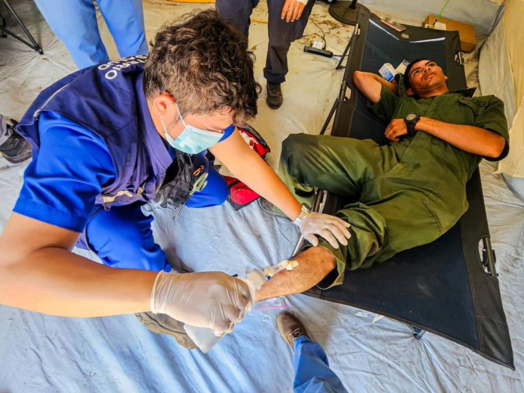 Los equipos salvadoreños también brindan atención médica y distribuyen asistencia humanitaria. Foto: Secretaría de Prensa