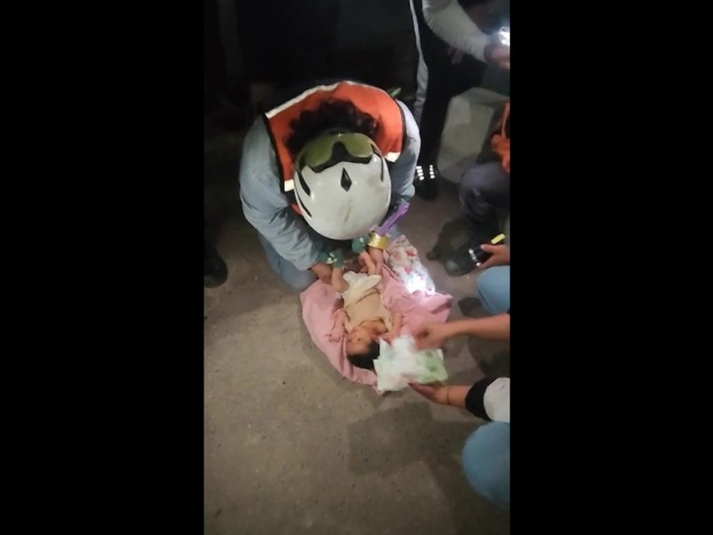 Bebe es rescatado de los escombros en Venezuela. Foto AFP