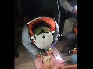 Bebe es rescatado de los escombros en Venezuela. Foto AFP