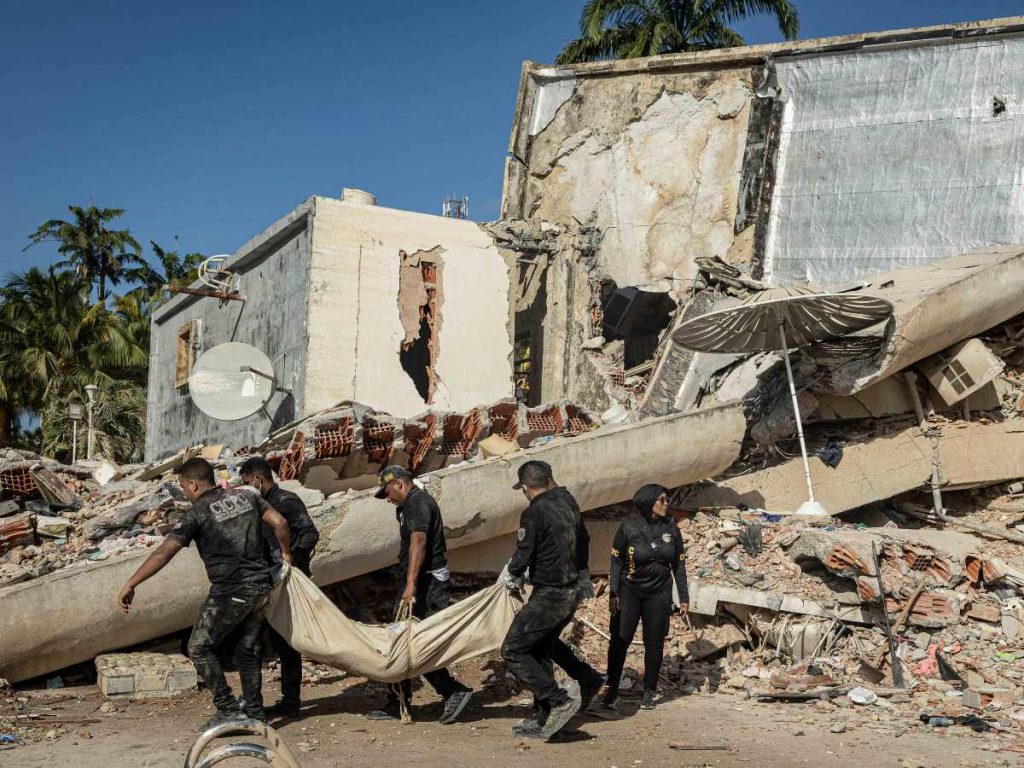 Rescatistas trasladan un cuerpo este sábado, en La Guaira (Venezuela). EFE