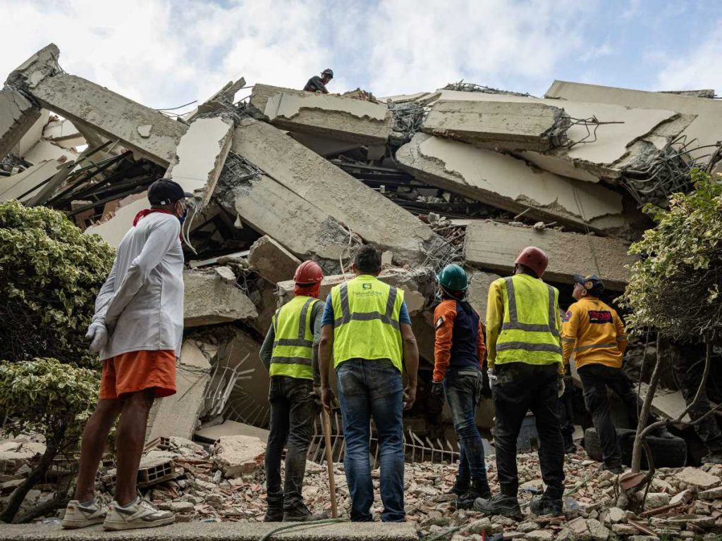 Rescatistas participan en labores de búsqueda en un edificio afectado por un terremoto, este sábado en La Guaira (Venezuela). EFE
