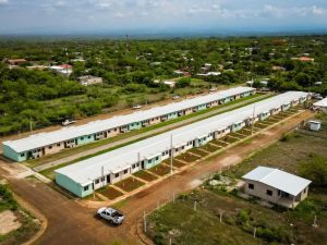 Un total de 52 familias recibieron las llaves de sus nuevas viviendas en el proyecto habitacional El Milagro, en Acajutla, Sonsonate Oeste.