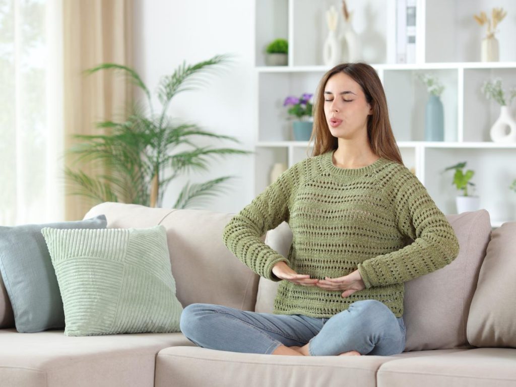 Empezar yoga puede ser tan simple como dedicar unos minutos a respirar mejor y hacer una pausa consciente en casa.