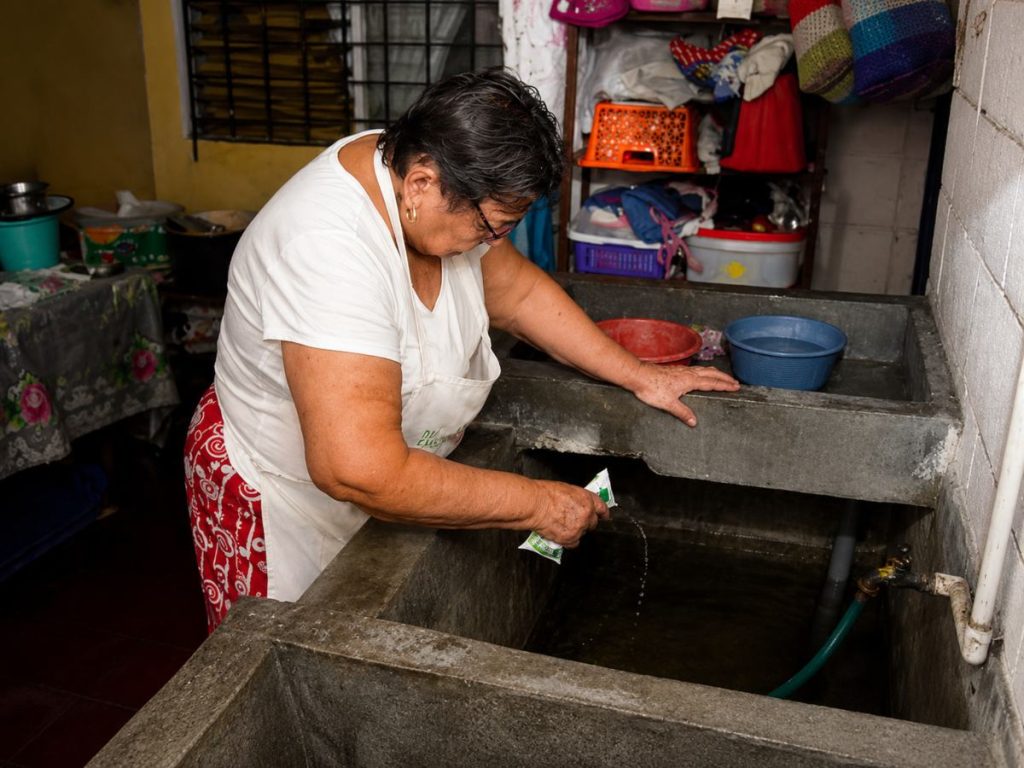 Eliminar criaderos es clave, pero también podés usar remedios sencillos para espantar zancudos de cuartos, patios y ventanas.