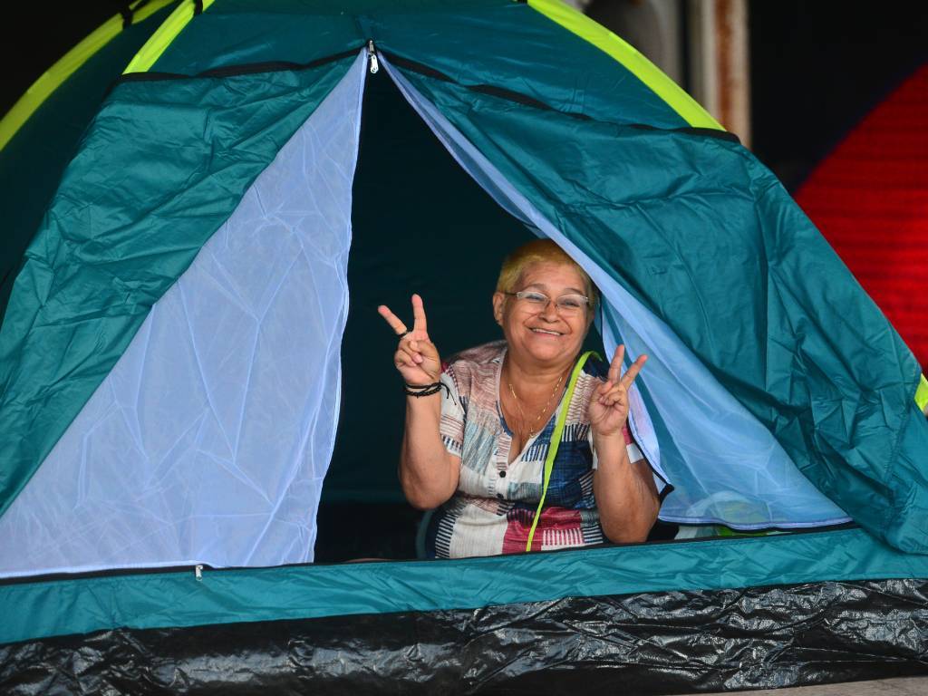 Gladis Orantes arma su tienda de campaña en la cumbre