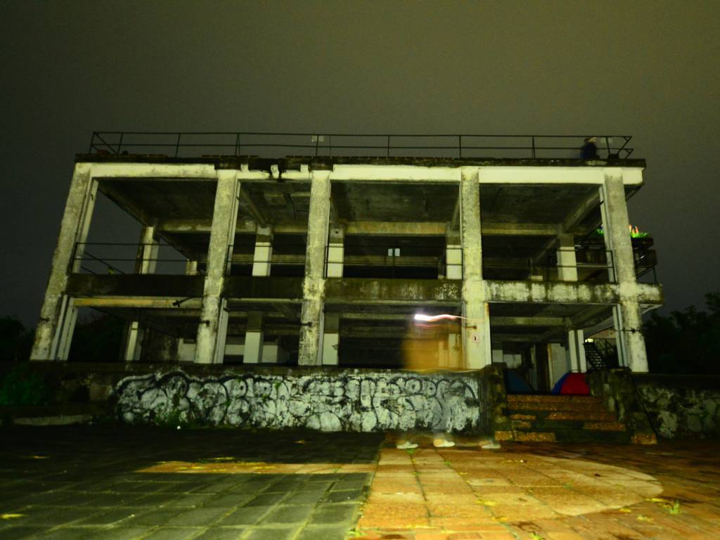 Campamento nocturno en las ruinas del exteleférico.