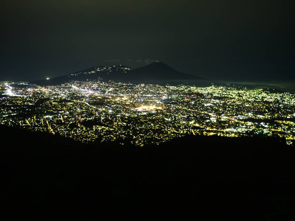 Vista de la ciudad y el volcán al fondo tras la lluvia.