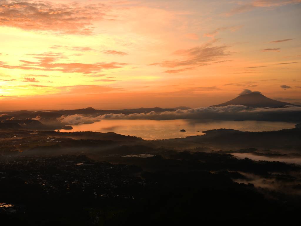 Amanecer sobre el lago de Ilopango y el volcán Chinchontepec
