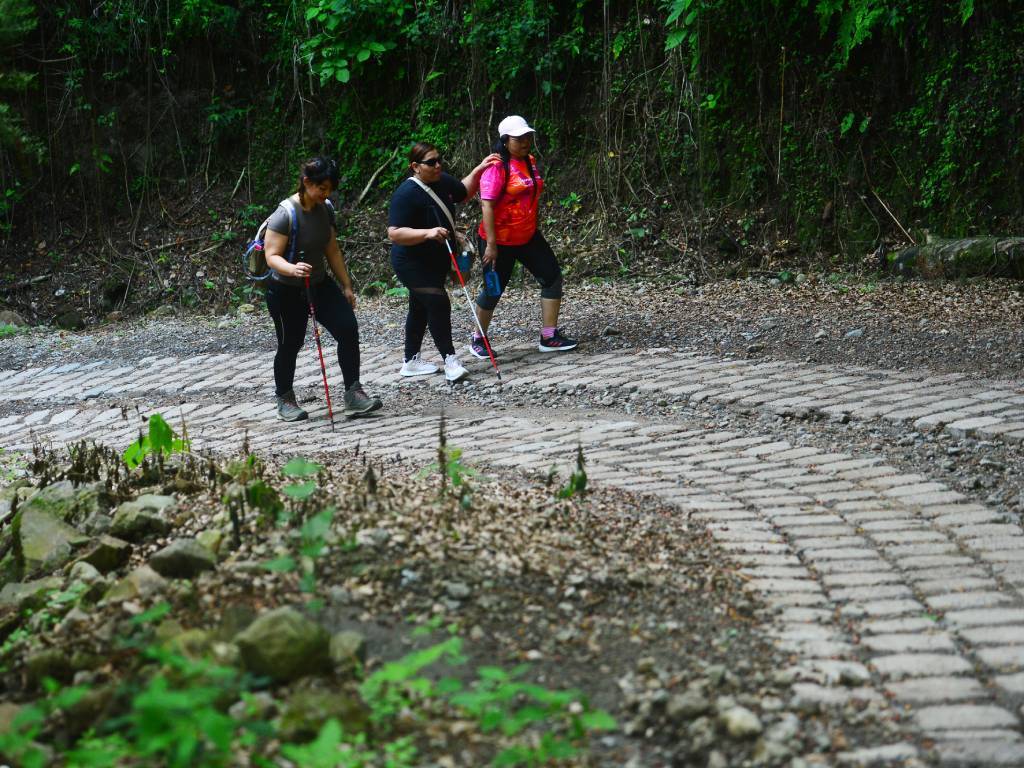 Rumbo Femenino encabeza caminata al histórico exteleférico.