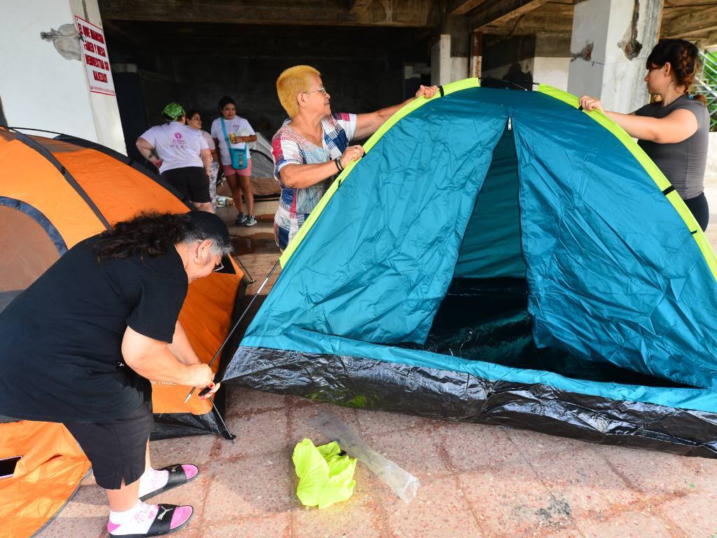 Personas instalan tiendas de campaña al llegar a la ruta.