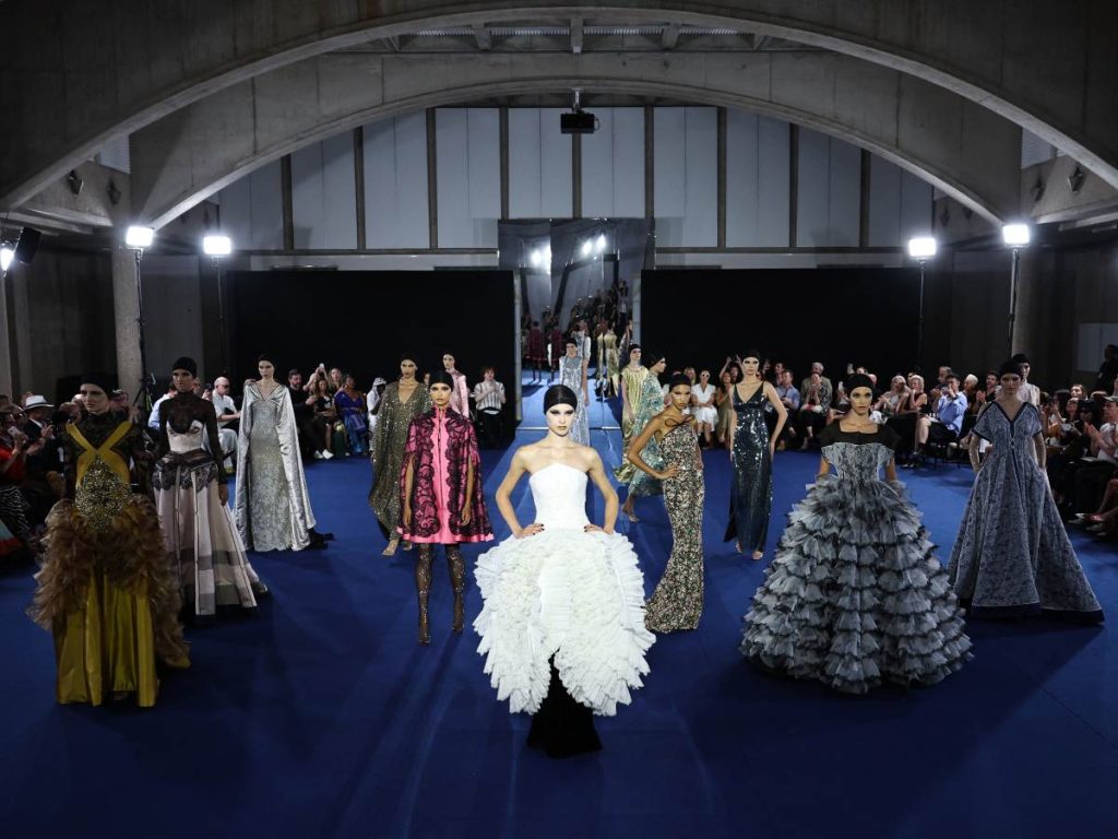 Modelos presentan creaciones de Alexis Mabille para la Alta Costura Otoño/Invierno 2026-2027, con siluetas dramáticas y vestidos de gala.