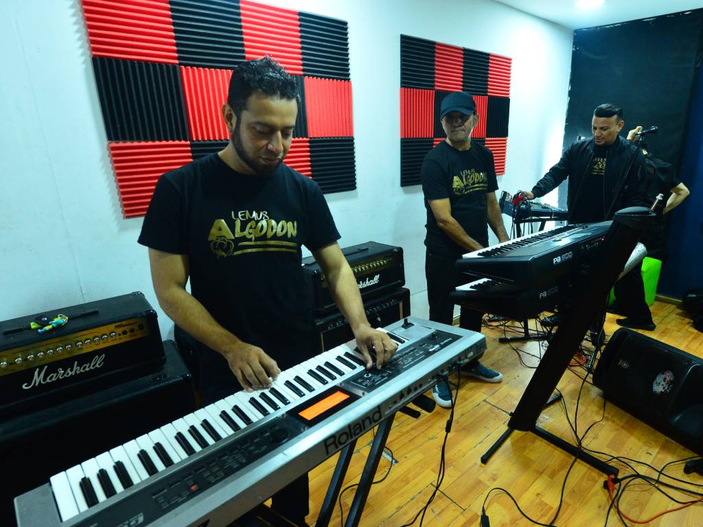 Los tecladistas Marvin y Eliu son los encargados de dar todo el ritmo.