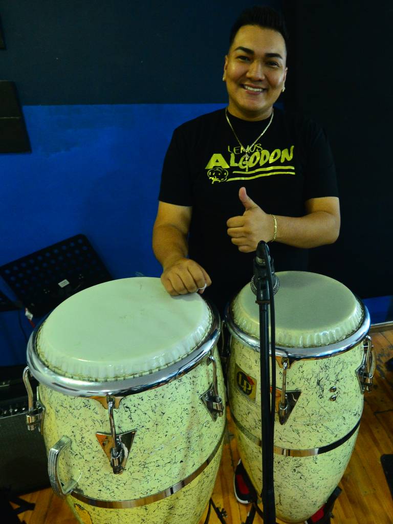 Raúl Mejía afina sus congas antes del próximo concierto del grupo.