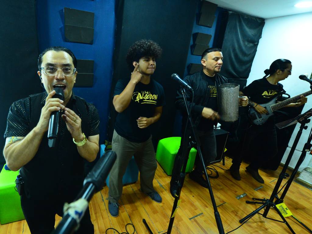 Los nuevos músicos de Algodón acompañan con ritmo a Francisco.