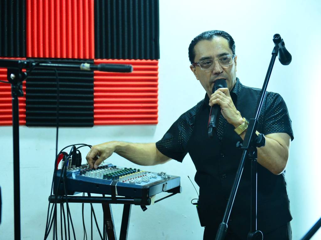 Francisco Lemus ecualiza el audio durante su ensayo en el estudio.