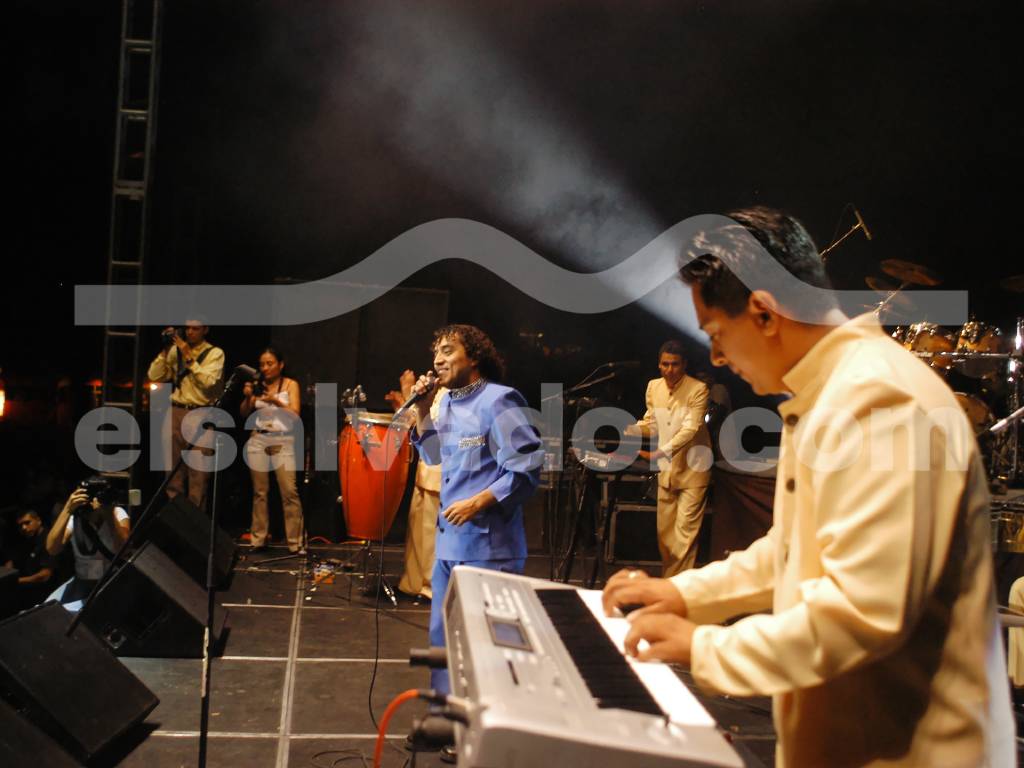 Su dinámico show en vivo hace sentir a todos parte de la fiesta.