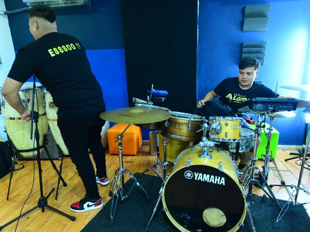Raúl Mejía y Mauricio Pineda preparan el ritmo para este gran ensayo.