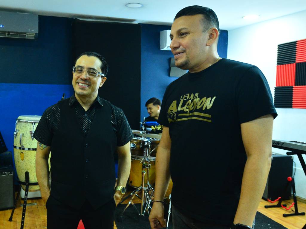 Francisco Lemus junto a Ulises Vásquez, manager y percusionista.