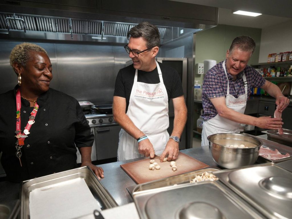 Andy Burnham corta champiñones durante una visita a The Passage, horas antes de asumir como primer ministro.