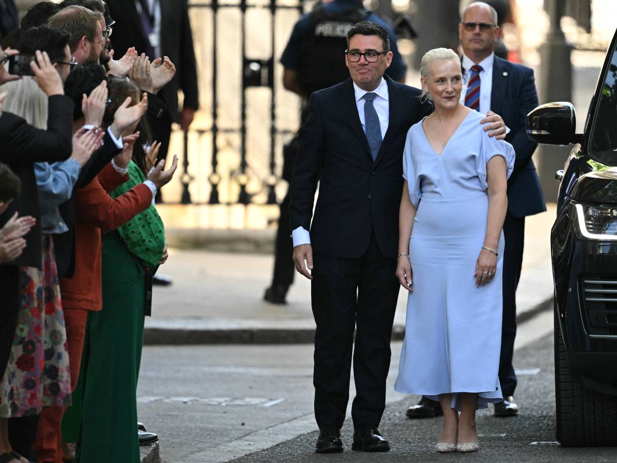 Andy Burnham y su esposa, Marie-France van Heel, llegan a Downing Street tras el encargo real para formar Gobierno.
