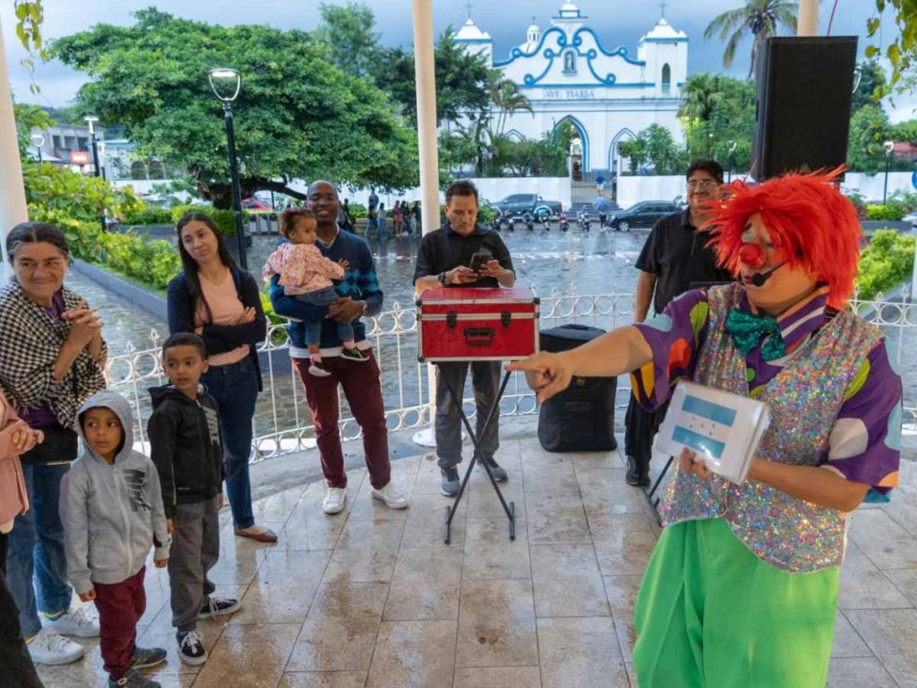 Ataco ofrece actividades familiares y momentos de diversión frente a su emblemática iglesia.