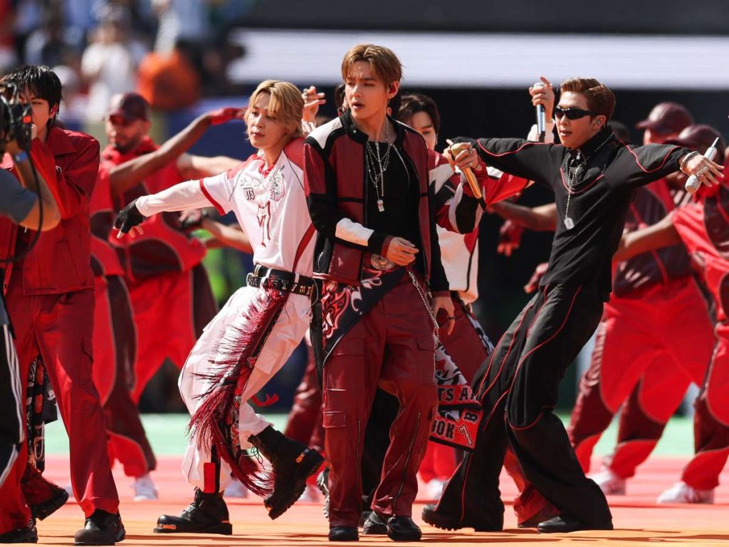 BTS actúa durante el espectáculo de medio tiempo de la final del Mundial 2026 entre España y Argentina.