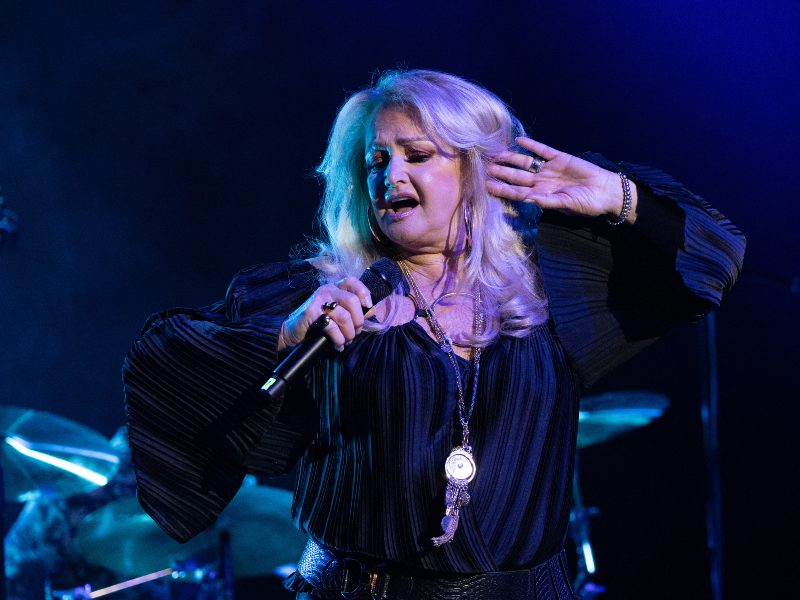 La cantante británica Bonnie Tyler fue reconocida por éxitos como Total Eclipse of the Heart e It’s a Heartache.