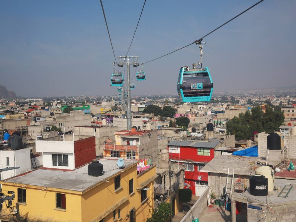 Cabinas del teleférico transportan pasajeros sobre el barrio de Iztapalapa, en la Ciudad de México, México, el 22 de julio de 2025.