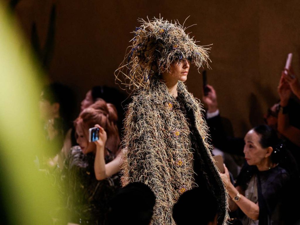 Una modelo presenta un look de Chanel con textura de paja y flores bordadas, inspirado en el universo de los cuentos, durante la Alta Costura de París.