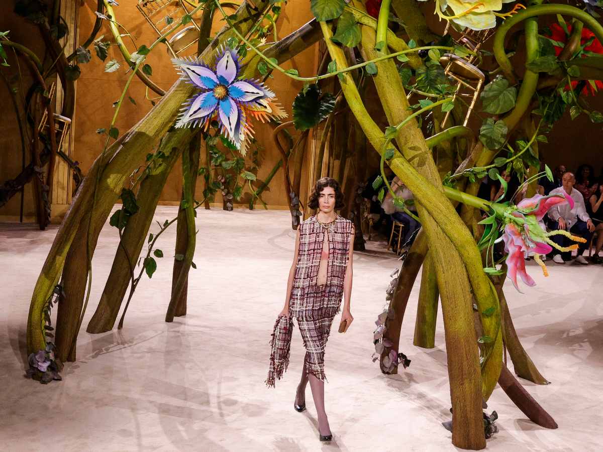 Una modelo presenta una creación de Chanel para la colección de Alta Costura Femenina Otoño/Invierno 2026-2027, en París.