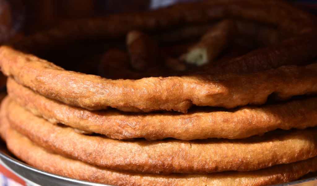 Crujientes churros españoles a los que se les coloca azúcar blanca.