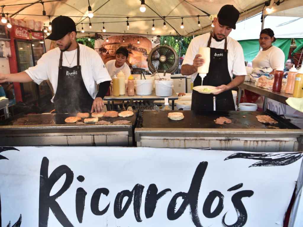Prueba variada comida como combos de hamburguesa a partir de $5.