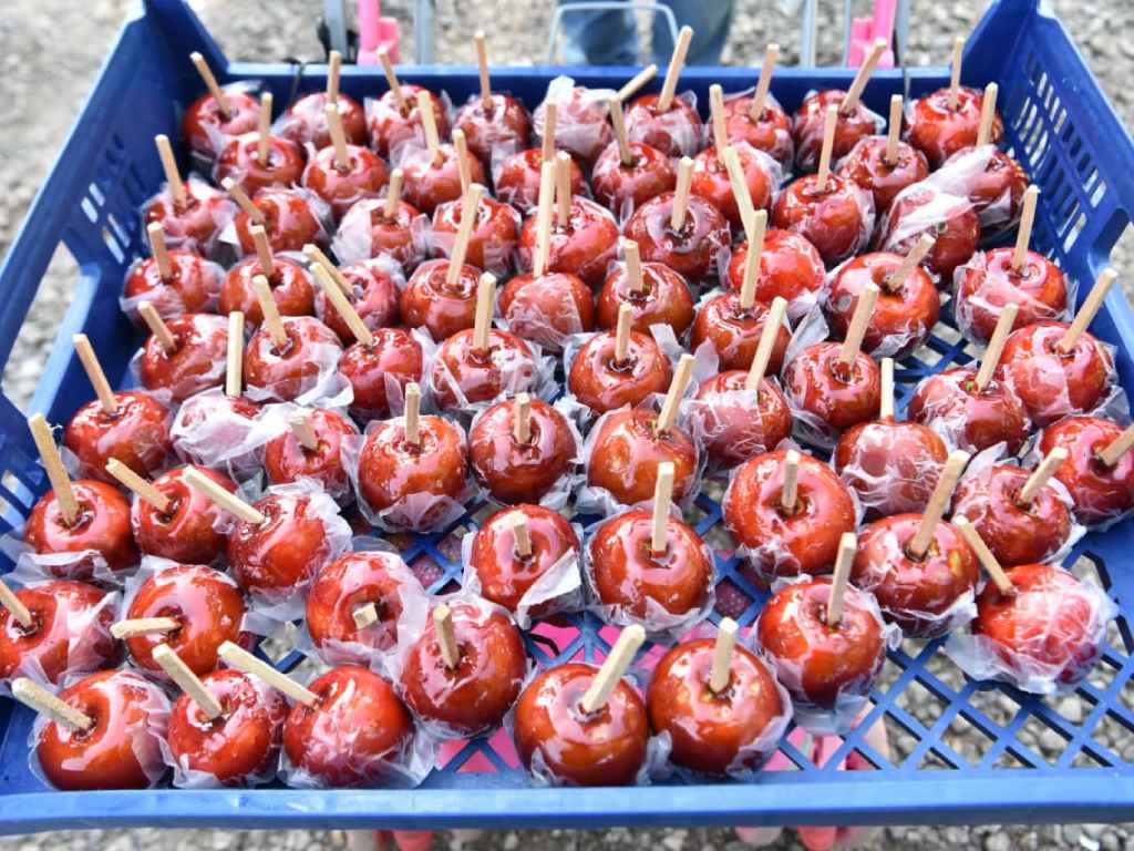 Disfruta de crujientes manzanas caramelizadas por solo $1 dólar.