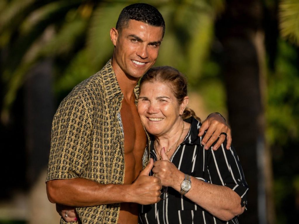 Cristiano-ronaldo-CR7-María-Dolores (2)