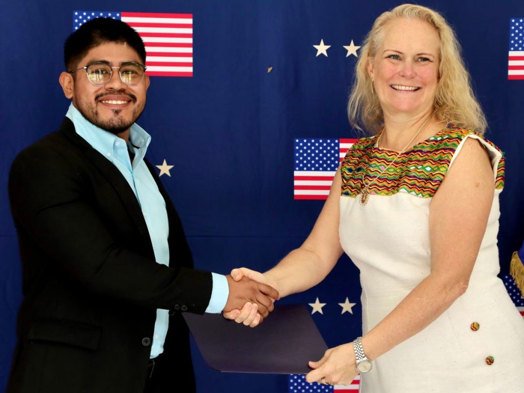 Edgar Ángel Cerón, becario Fulbright 2026, recibió de Naomi Fellows la acreditación que lo llevará a estudiar en Estados Unidos.