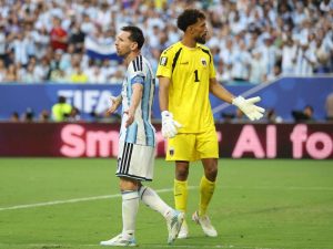 El delantero argentino Lionel Messi (número 10) y el portero caboverdiano Vozinha (número 1) hacen un gesto durante el partido de dieciseisavos de final del Mundial de 2026
