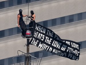 Escalaron el Empire State para comprometerse y ahora enfrentan cargos