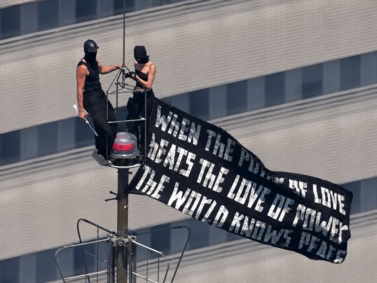 Escalaron el Empire State para comprometerse y ahora enfrentan cargos