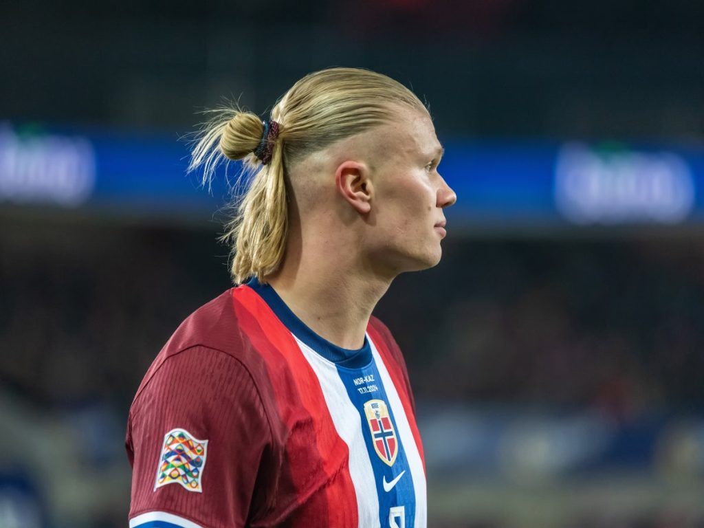 Erling Haaland llevó su icónico moño de la cancha al mundo de la moda con KKNEKKI, la marca noruega de ligas para el pelo.