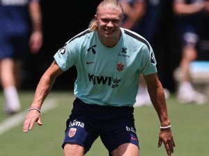Haaland se prepara para un cruce con carga personal y deportiva ante Inglaterra por los cuartos de final del Mundial.