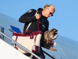 Erling Haaland baja del avión en Gardermoen tras el regreso de Noruega, eliminada por Inglaterra en los cuartos de final del Mundial 2026. Foto AFP.
