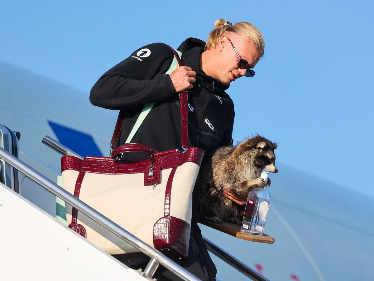 Erling Haaland baja del avión en Gardermoen tras el regreso de Noruega, eliminada por Inglaterra en los cuartos de final del Mundial 2026. Foto AFP.