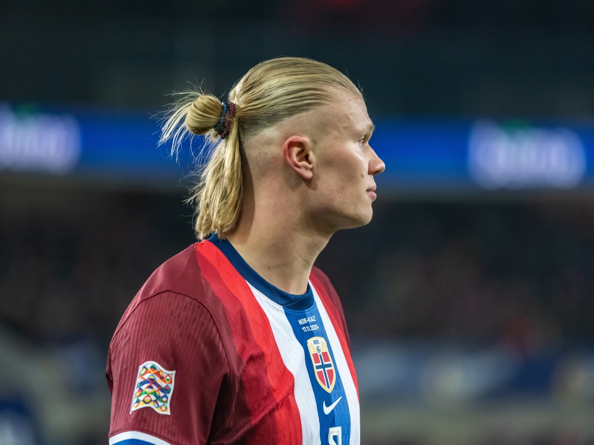 Erling Haaland llevó su icónico moño de la cancha al mundo de la moda con KKNEKKI, la marca noruega de ligas para el pelo.
